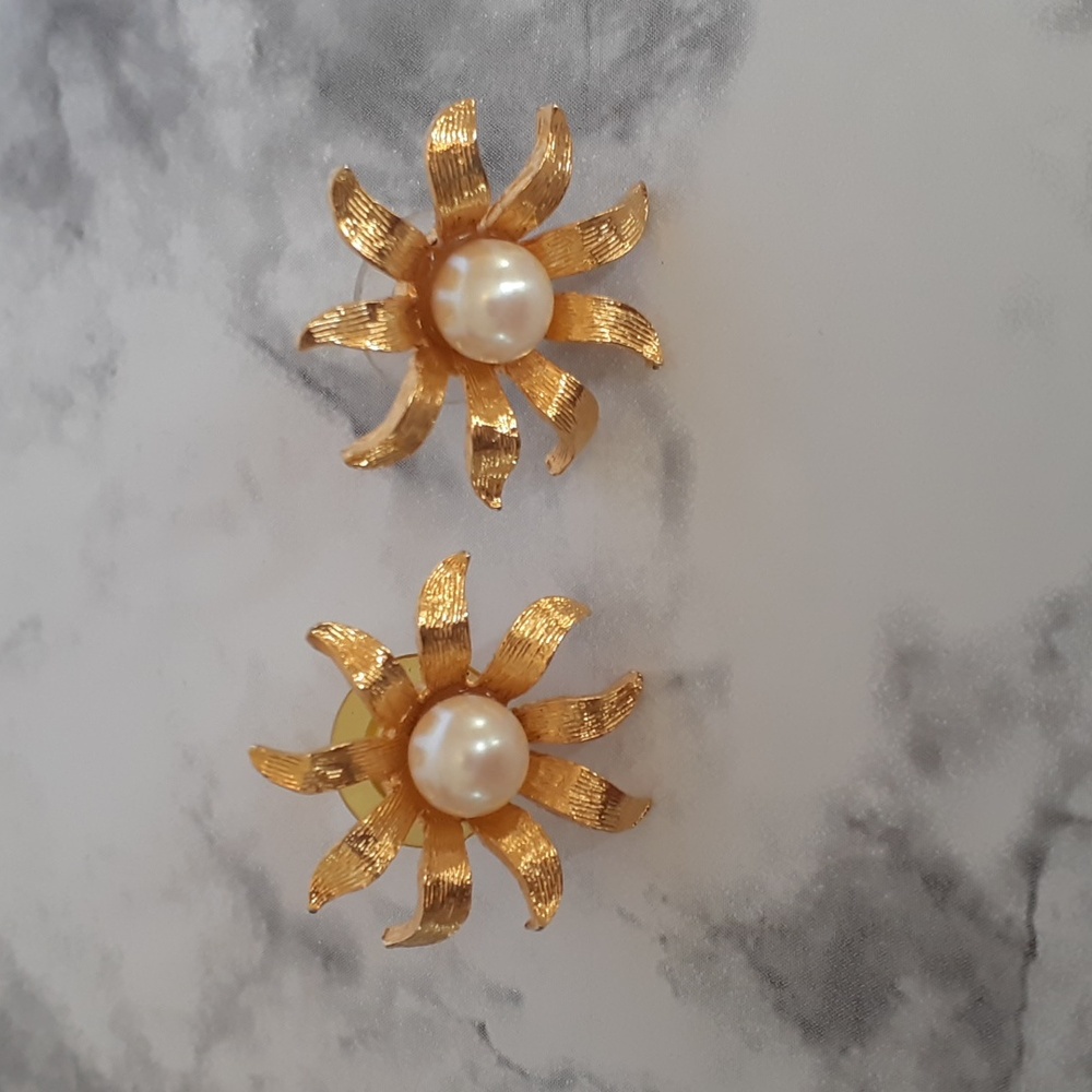 Vintage Gold and Pearl Sunburst Floral Earrings